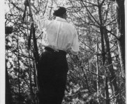 1947 Ossendrecht  openingsrede Beverhut in touwladder 3843 436x600