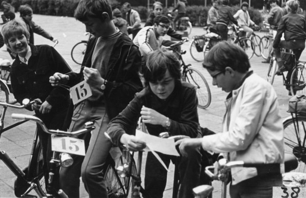 1960   vertrek fietsenrally.jpg 600x388