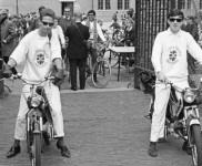1960   vliegende contr  le fietsenr.jpg 600x372